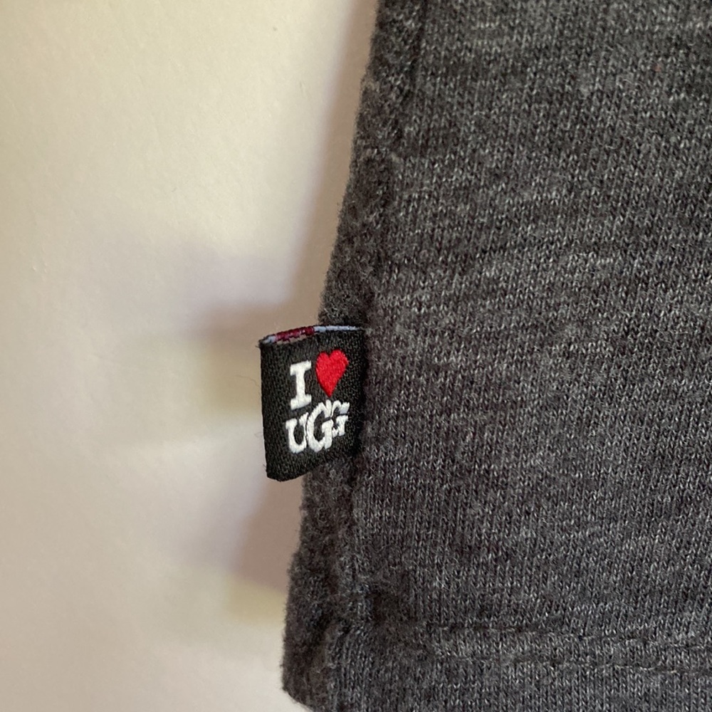 UGG| I ❤️ Ugg Gray Top sz Large - Picture 3 of 6